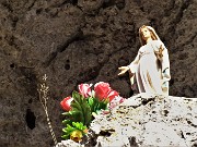 40 Eccoci alla Madonnina posta tra le rocce al termine del Canalino dei sassi